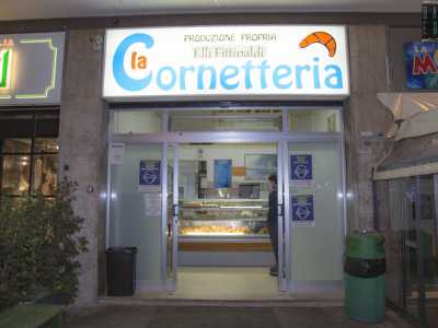 Sempre su viale Einaudi si trova come detto una cornetteria aperta tutta la notte: � quella del Fratelli Fittipaldi. Attiva dal 1999, � aperta al pubblico addirittura sino alle 9 del mattino 